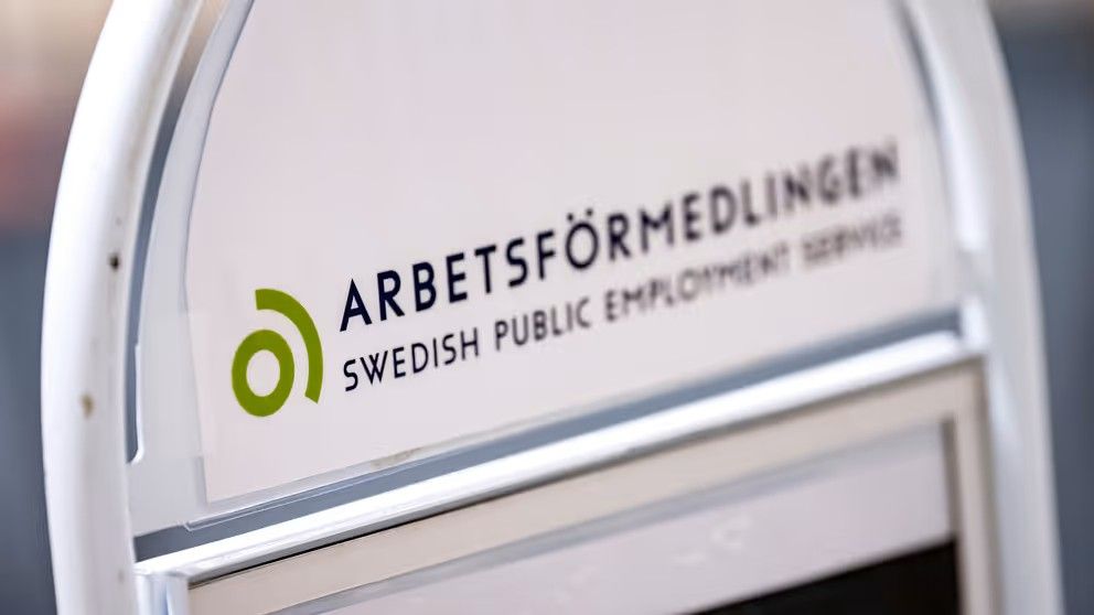 Švedijos įskundimo įstatymas „Arbetsförmedlingen“ pagal naująjį informacijos teikimo pareigos įstatymą gali perduoti informaciją apie neteisėtai šalyje esančius asmenis.