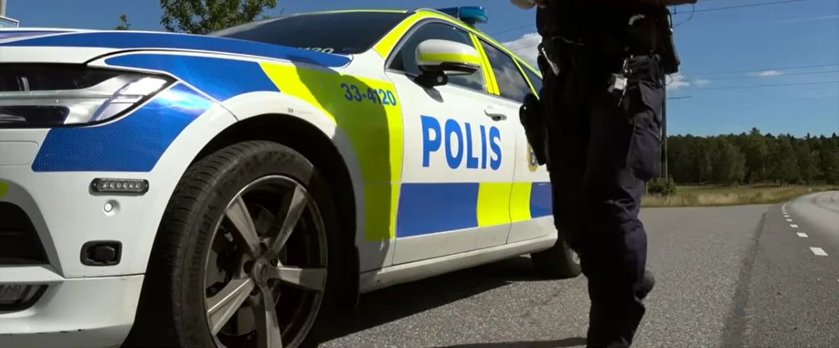 Švedijos policijos greičio kontrolė prie mokyklos rudenį