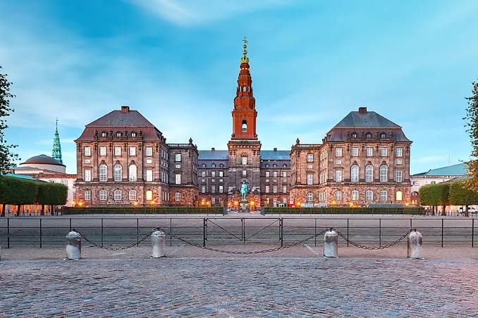 Danijos vyriausybės planai 2026–2027: PVM maistui, mokesčių pakopų panaikinimas, didesnės pensijos