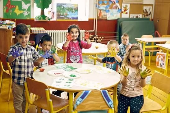 Vaikai ir pedagogai Danijos vaikų darželyje