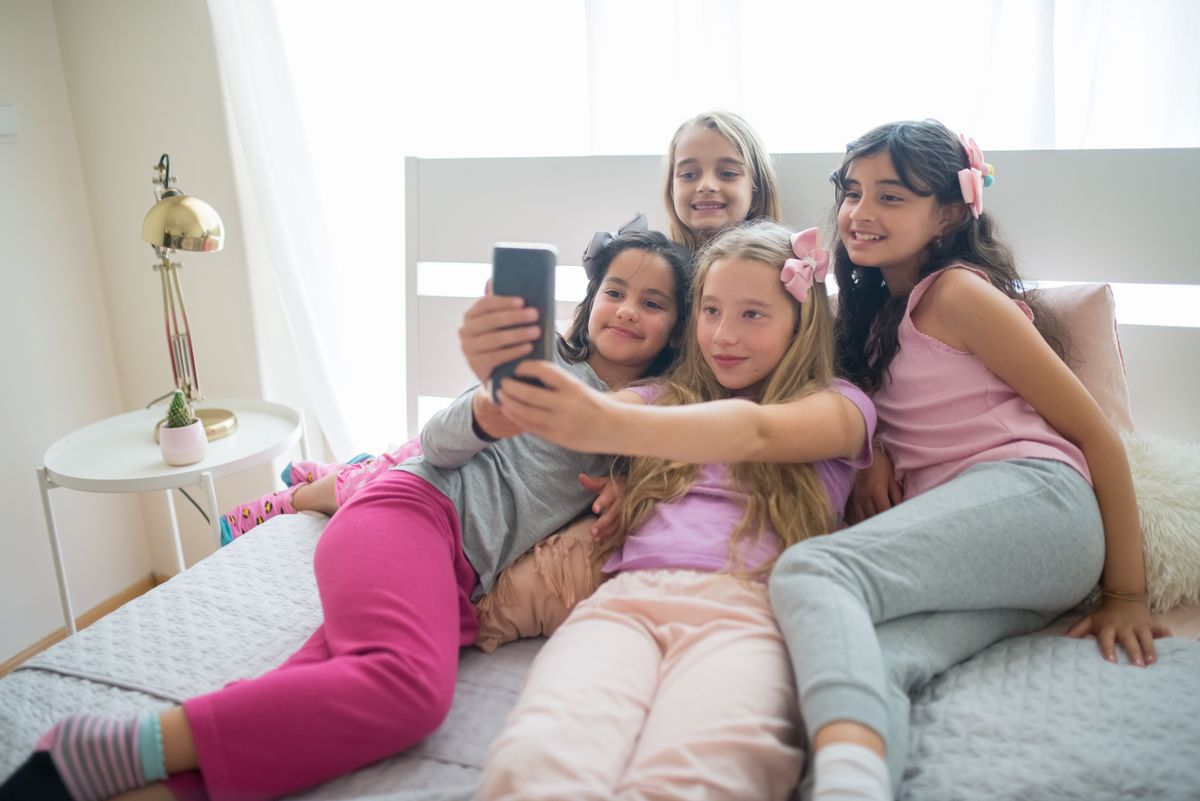 Paauglė naudojasi telefonu – Norvegija reikalauja stipresnės vaikų apsaugos „Meta“ platformose